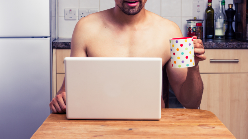 Att vara naken hemma kan vara ett tecken på högre intelligens. Foto: Shutterstock